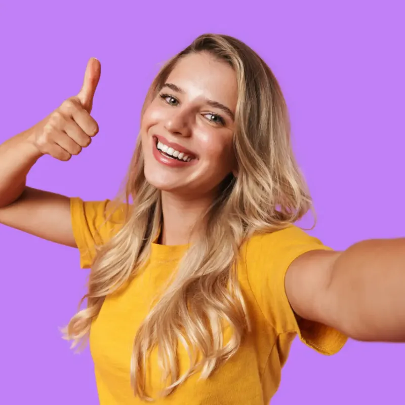 Mit einem Lächeln lädt dich Larissa ein, deine Escort gemeinsam mit ihr auszuwählen.